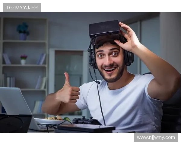 男人游戏失利怒砸电脑瞬间 崩溃情绪引发的暴力反应引人深思